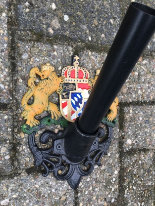 Fahnenmasthalter, schwarz mit Royal-Logo, für Wand, Gusseisen, pulverbeschichtet